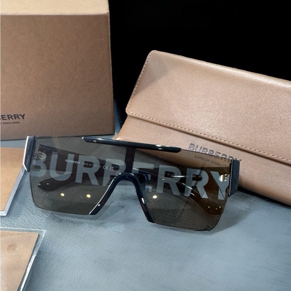 NEW Burberry Logo sunglasses Authentic with box - Unisex - Picture 1 of 12
